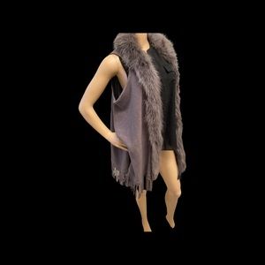 Sweater vest with faux fur trim and fringed hem